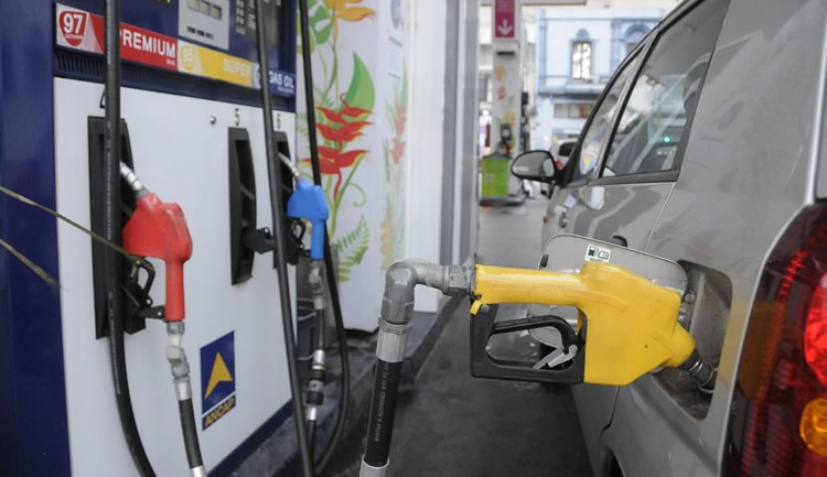 Mercados de referencia muestran una baja en el precio de los combustibles para junio en Uruguay