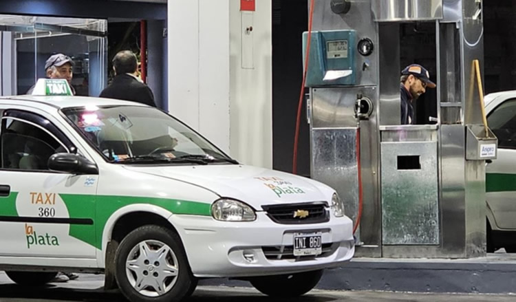 Estacioneros de GNC relativizan una norma que obliga a dar prioridad de carga a los taxistas