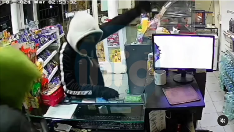 Dos delincuentes entraron a los tiros en un minimarket e hirieron gravemente a dos pisteros