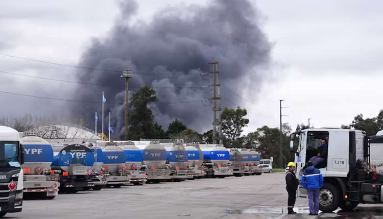 El abastecimiento de combustibles en la refinería de YPF operará normalmente pese al incendio