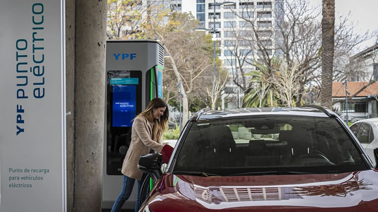 Crece el número de cargadores para autos eléctricos en las Estaciones de Servicio