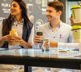 El auge de las tiendas de conveniencia: Estaciones de Servicio compiten con grandes cadenas gastronómicas