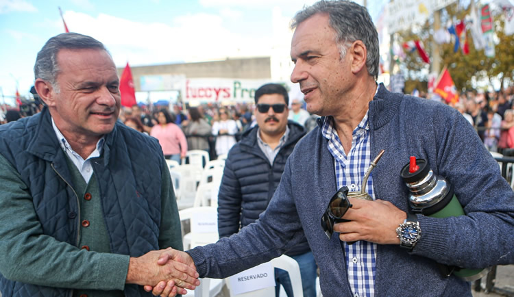 Surgen diferencias por fijación de precios de los combustibles en Uruguay en el próximo período