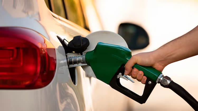 Diciembre podría llegar con aumentos en los impuestos a los combustibles