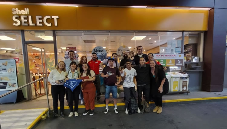 Empleados de Estación de Servicio se capacitan en lenguaje de señas para mejorar la atención al cliente