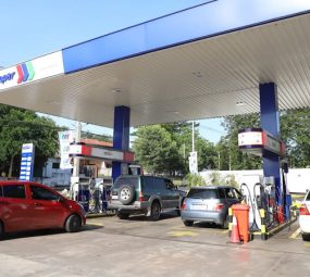 La devaluación del Real y el tipo de cambio empujan a los argentinos a cargar combustible en países vecinos