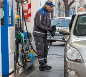 El mercado de combustibles cerró 2024 por debajo de las paridades internacionales