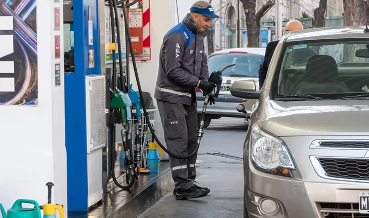 El mercado de combustibles cerró 2024 por debajo de las paridades internacionales