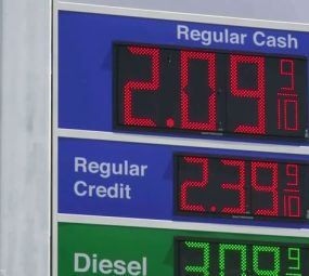 Estacioneros no ven beneficios de informar los precios de los combustibles en dólares