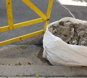 Tropezó en una vereda en obras: millonaria sanción para la Estación de Servicio