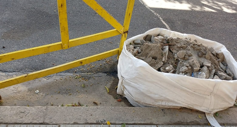 Tropezó en una vereda en obras: millonaria sanción para la Estación de Servicio