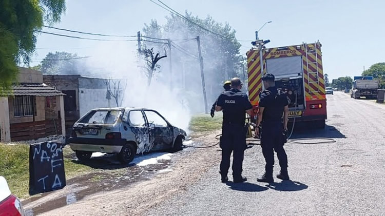 Un auto se incendió en un puesto ilegal de expendio de combustible en Paysandú