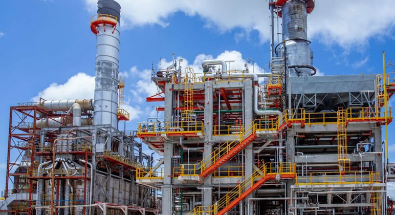 Las refinerías baten récords pero afirman que el precio del combustible no bajará