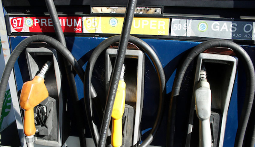 ¿Puede costar $60 el litro de nafta en Uruguay? El debate fiscal tensiona al sector energético