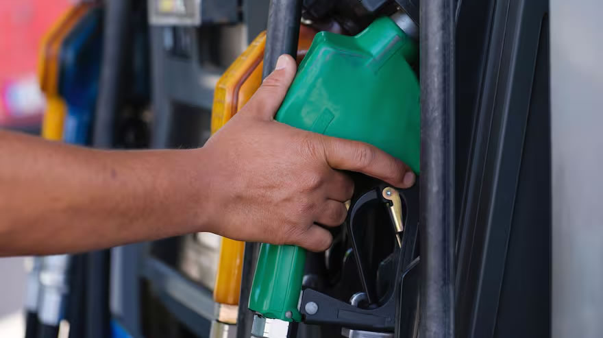 El litro de nafta súper vale menos que hace siete años