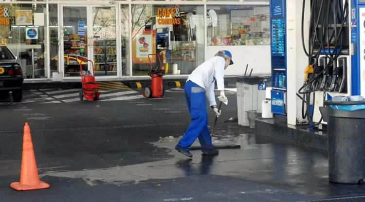 Ordenan a una Estación de Servicio indemnizar a un empleado por levantar cajas y limpiar rejillas