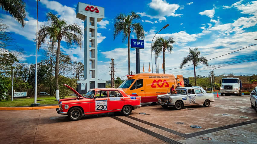 115 autos clásicos, 3300 km y una red de Estaciones de Servicio que hizo posible la travesía