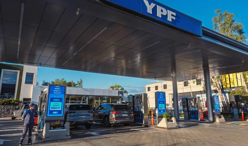 El detrás de escena de la cartelería digital en YPF: ¿Cómo es la tecnología que redefine la experiencia del cliente en las Estaciones de Servicio?