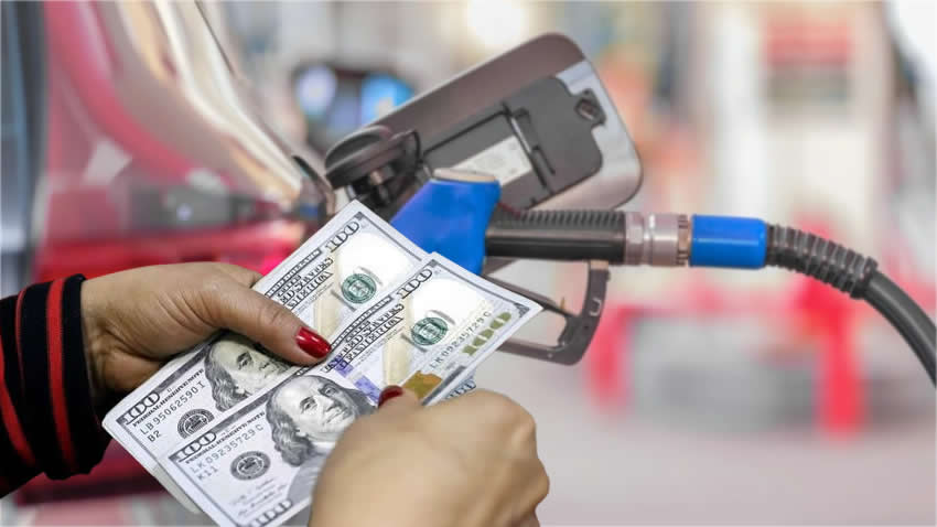 El pago de la nafta en dólares suma respaldo de las Estaciones de Servicio pero abre un debate entre los expertos