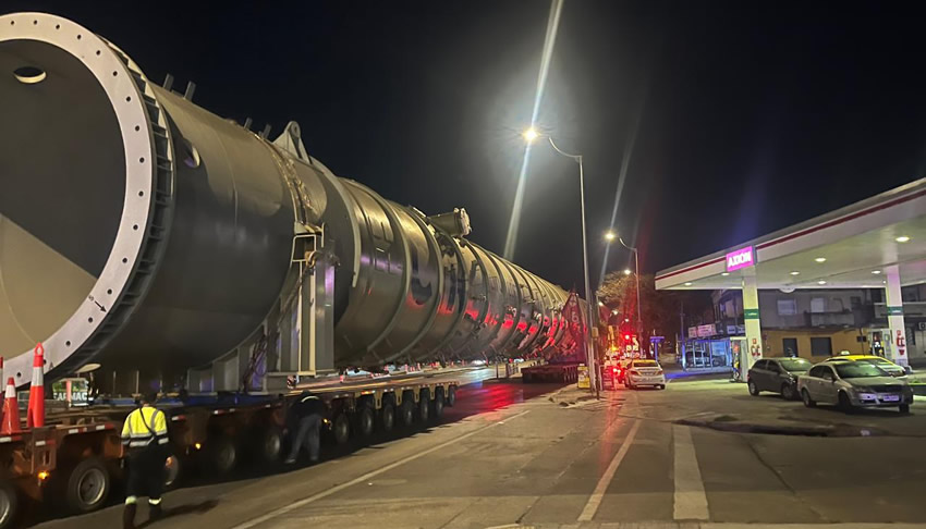 Un megaoperativo para trasladar la nueva torre de destilación a la refinería de Axion energy en Campana