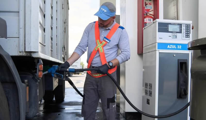 El Gobierno vuelve a postergar las subas impositivas a los combustibles y redefine el cronograma para 2026