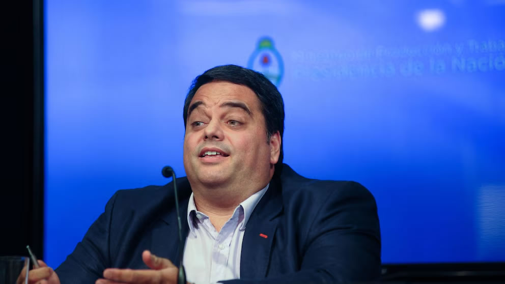 Autoservicio y reforma laboral, las dos claves que Triaca vincula para transformar las estaciones