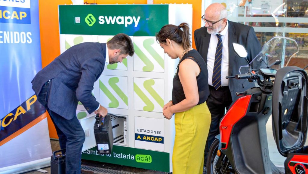 ¿Cuánto vale no esperar? El giro de las estaciones ANCAP frente al auge de las motos eléctricas