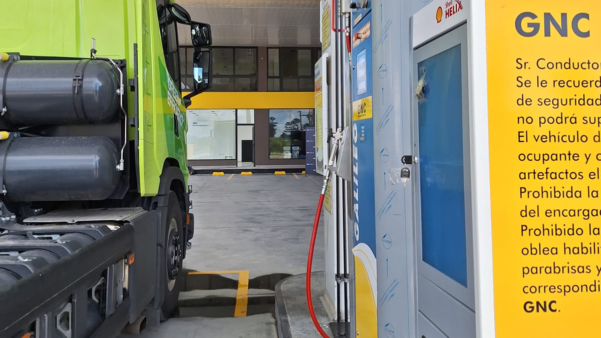 El GNC en el transporte pesado se consolidó en 2025 con más estaciones y mayor demanda