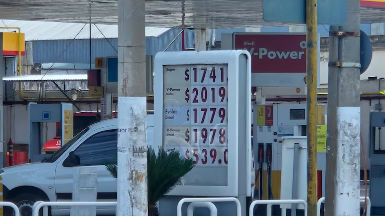 Especialistas descartan sobresaltos en los precios de los combustibles