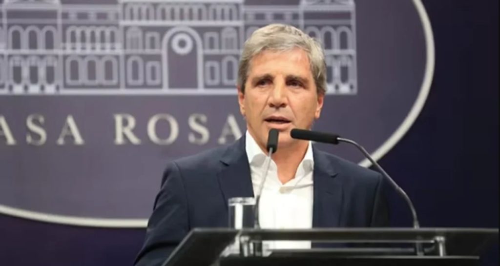 Según la consultora de Melconian, la nueva banda cambiaria no tendría efecto inmediato en los precios de los combustibles