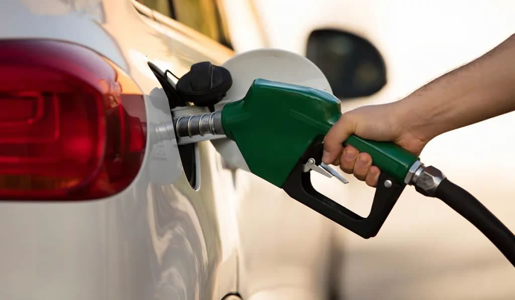 ¿De noche el combustible rinde más? La explicación científica que desarma un mito viral