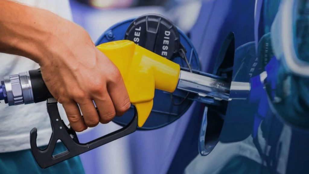 El Gobierno actualizó parcialmente los impuestos a los  combustibles