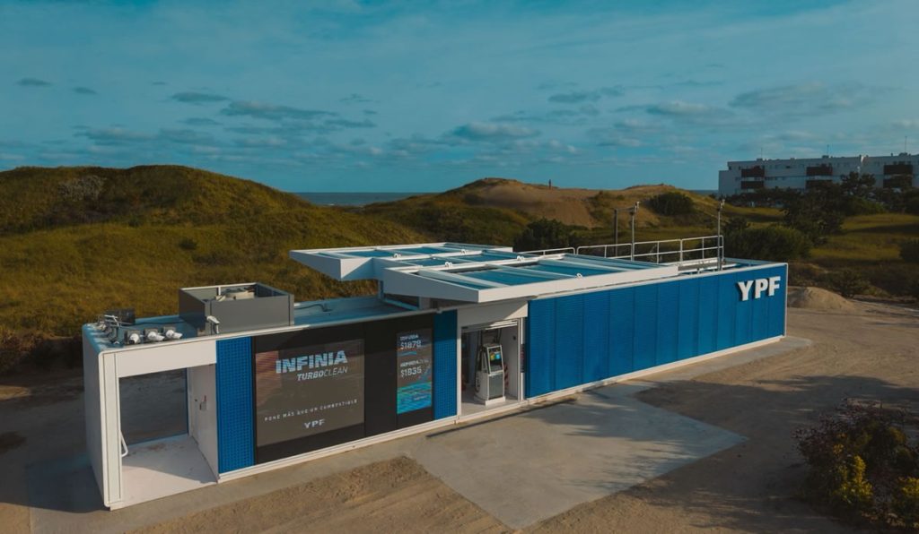 Tras la inauguración de la estación móvil de YPF, otras petroleras analizan instalar las suyas