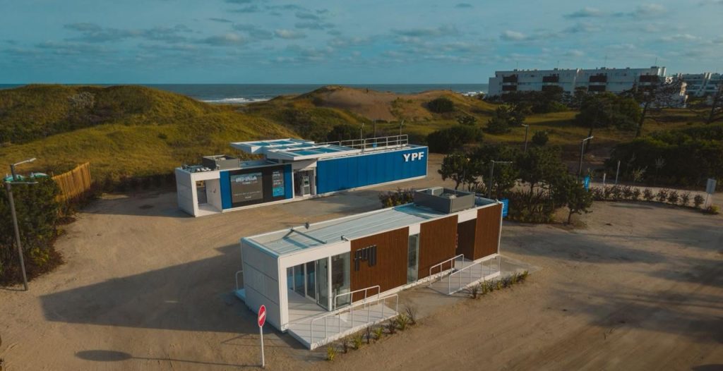 YPF estrenó en Pinamar la primera estación móvil del país
