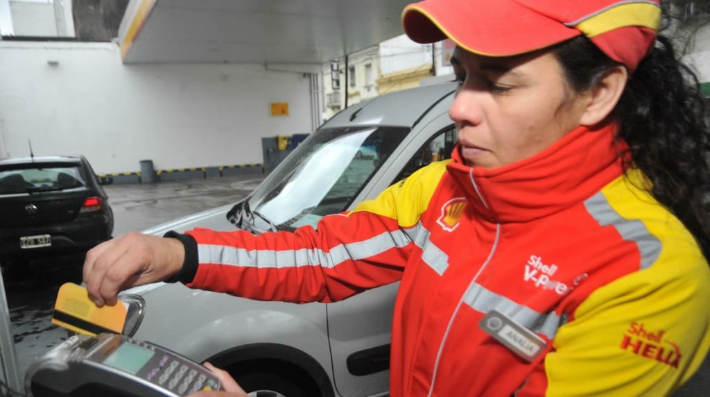 Mientras Visa avanza en el mercado argentino, las estaciones alertan por los costos y demoras de las tarjetas y mantienen su demanda judicial