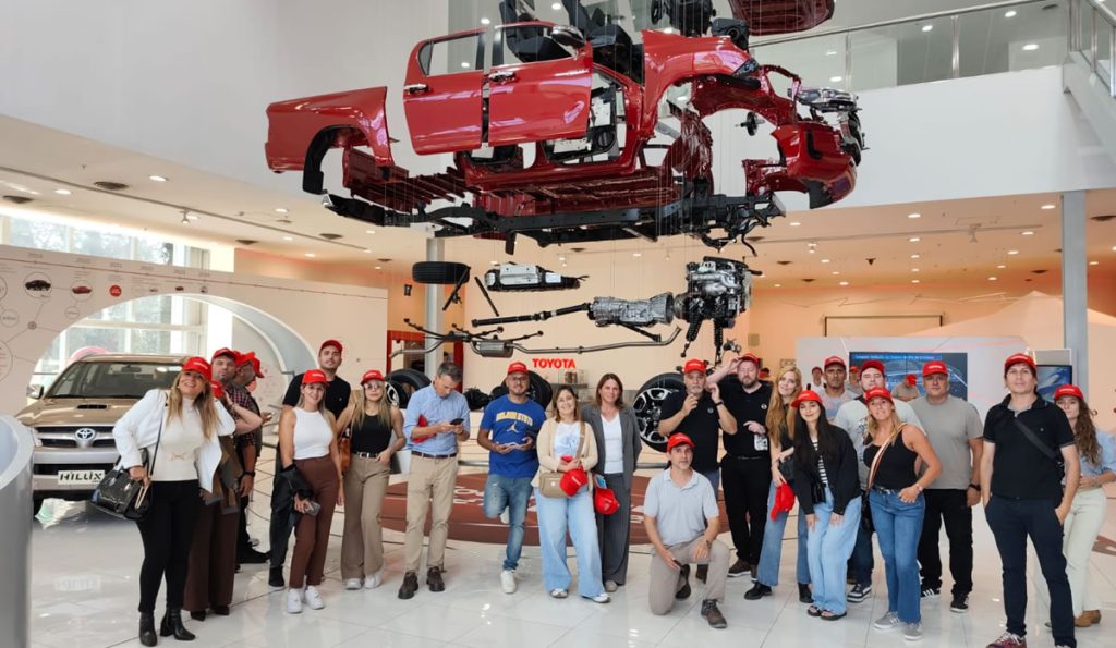 Operadores de YPF participaron de un recorrido por la planta de Toyota