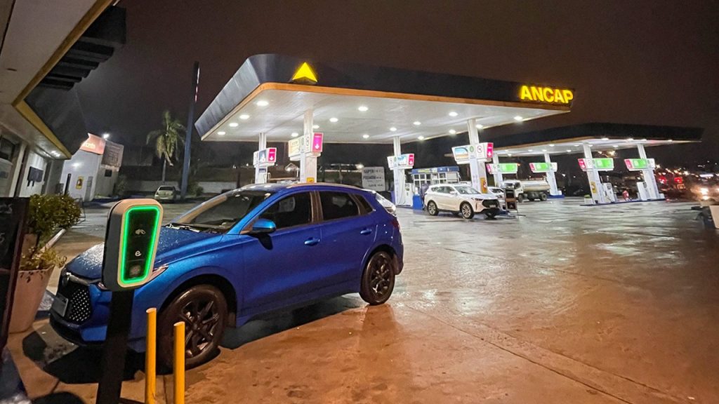 URSEA avanza en nuevas reglas para estaciones que incorporen carga eléctrica y energías alternativas