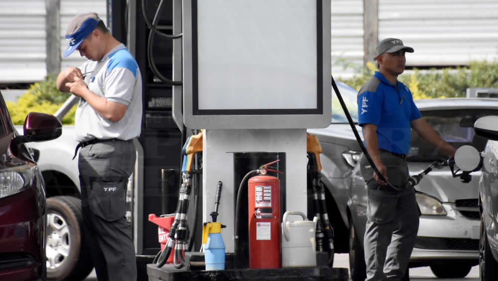 YPF descarta aumentos generalizados de precios y atribuye movimientos en los surtidores a su estrategia de análisis segmentado por estación