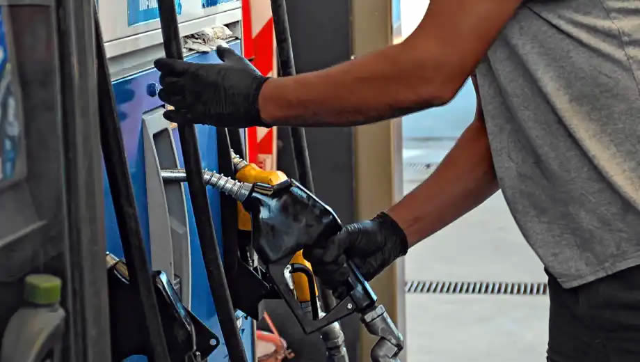 Buscan suspender los impuestos a los combustibles para aliviar precios y reanimar el consumo
