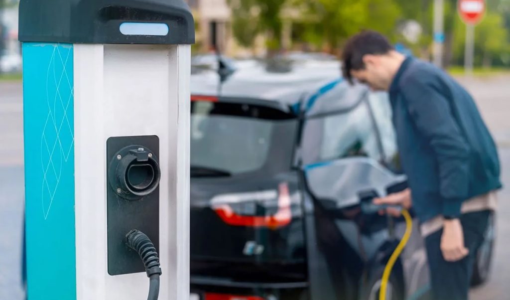 La relación entre los autos eléctricos y los nafteros se acorta y acelera cambios en las Estaciones de Servicio