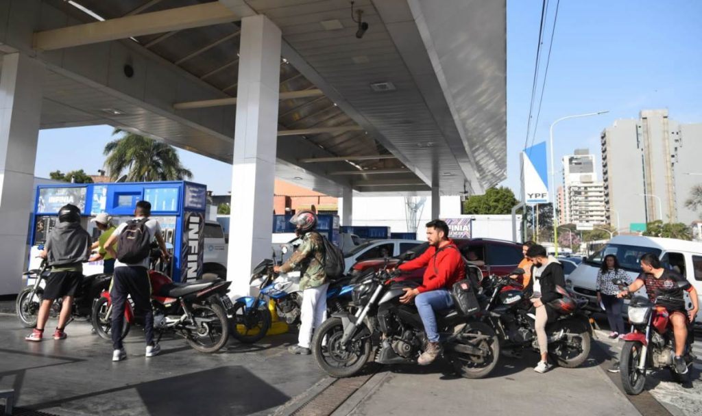 Aumenta la presencia de motos en las Estaciones de Servicio y recomiendan reforzar controles durante la carga de combustible