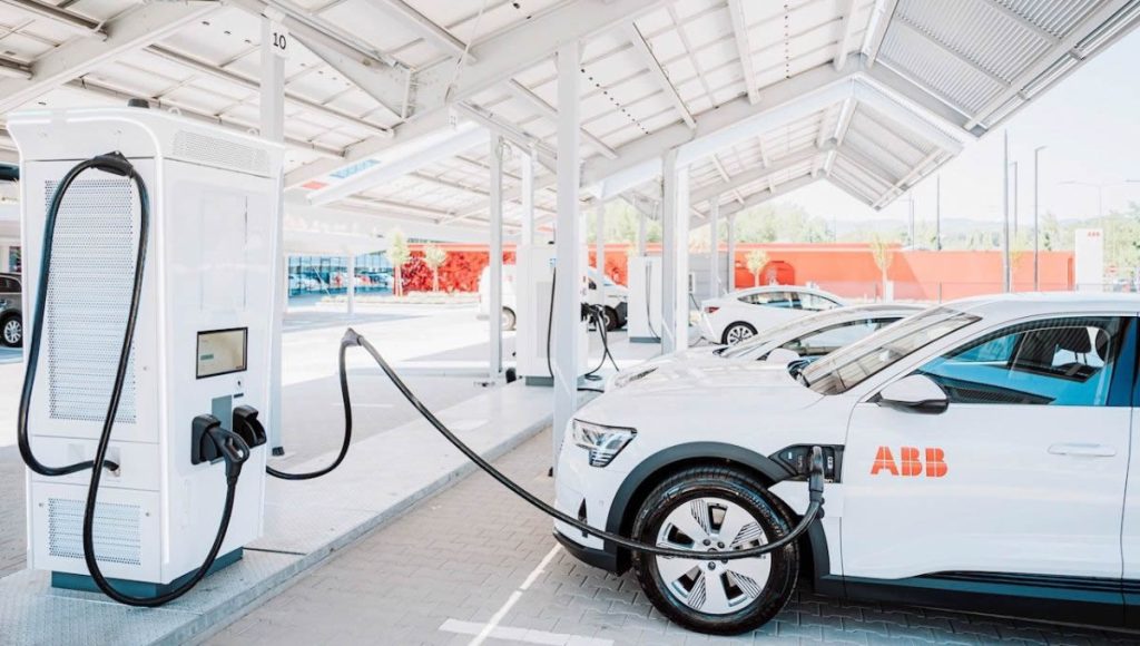 ¿Dónde quiero esperar?: el negocio que las estaciones deberían encontrar en la carga eléctrica