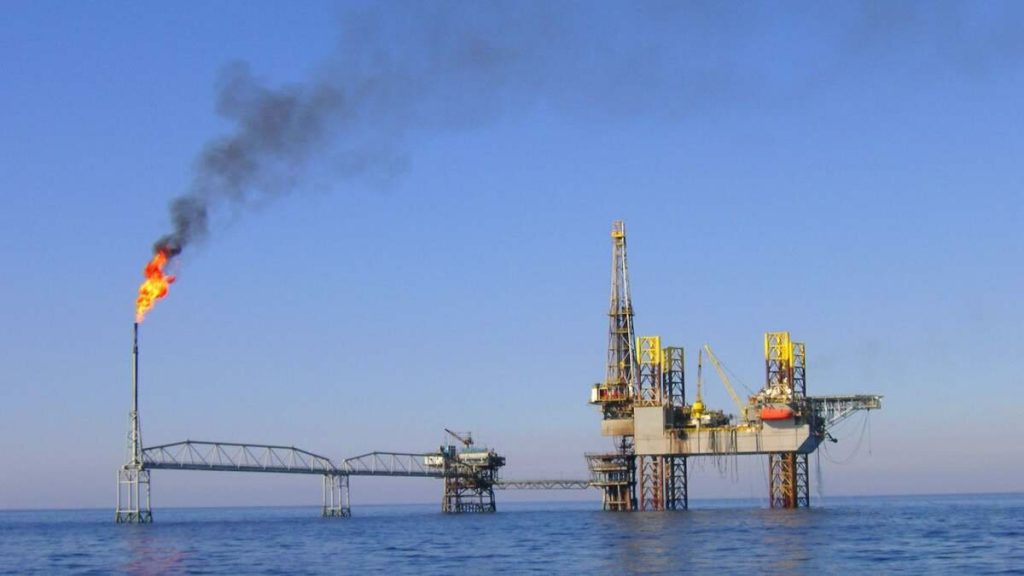 Con el petróleo otra vez en valores previos al conflicto, las estaciones siguen de cerca qué pasará con los combustibles