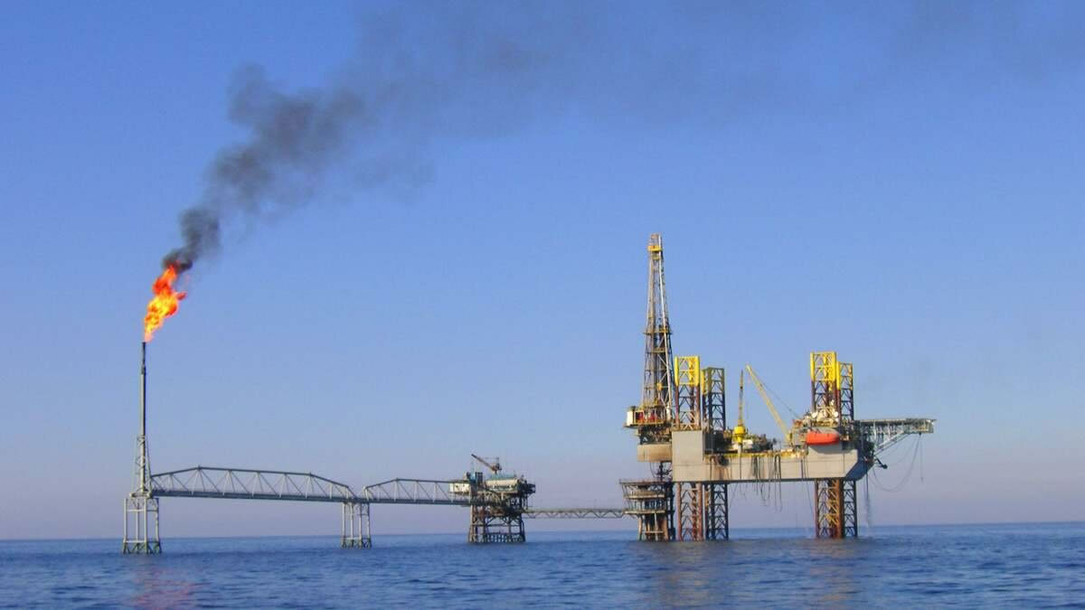 Con el petróleo otra vez en valores previos al conflicto, las estaciones siguen de cerca qué pasará con los combustibles