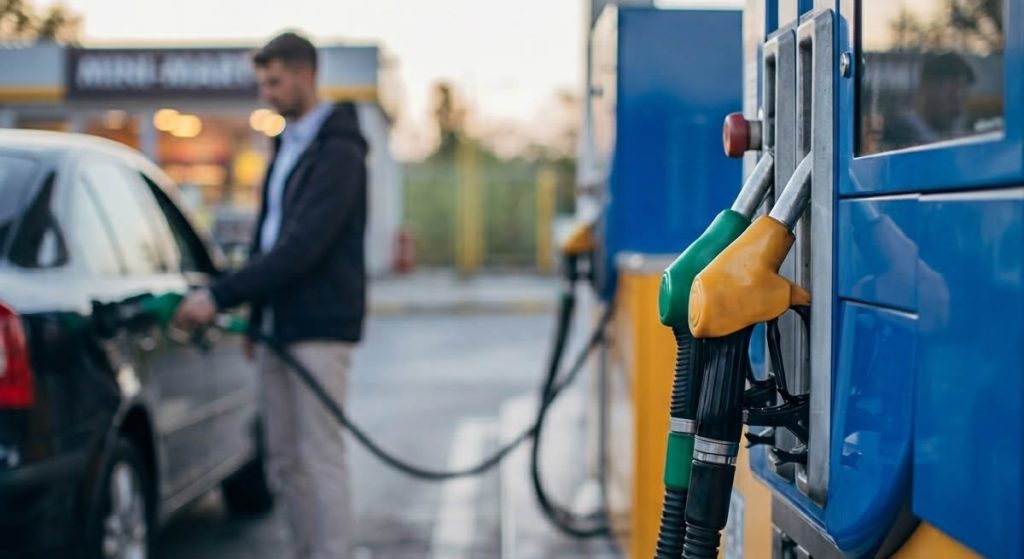 El Gobierno volvió a postergar la actualización de los impuestos a los combustibles