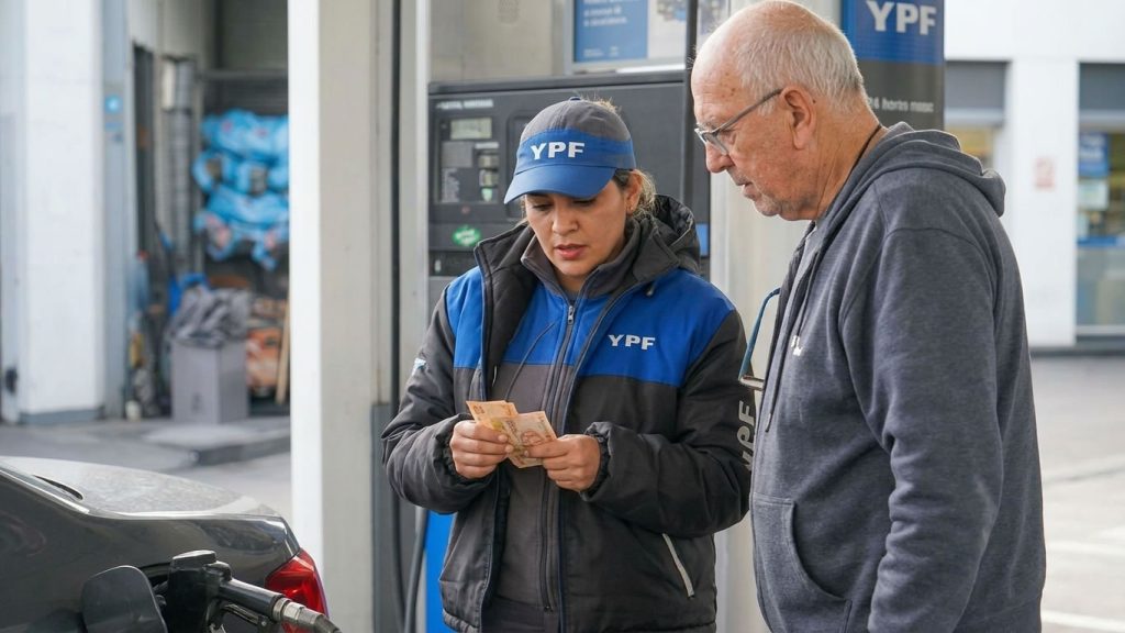 Con el petróleo en baja, YPF evalúa los próximos movimientos en los surtidores