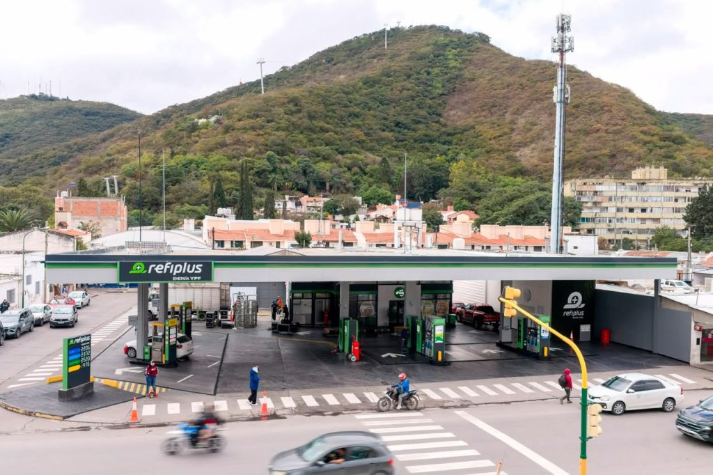 YPF presentó el modelo Refiplus, un nuevo formato de estaciones enfocado en la rapidez y eficiencia
