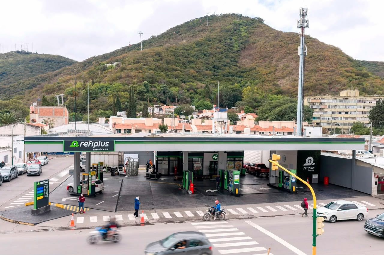 YPF presentó el modelo Refiplus, un nuevo formato de estaciones enfocado en la rapidez y eficiencia