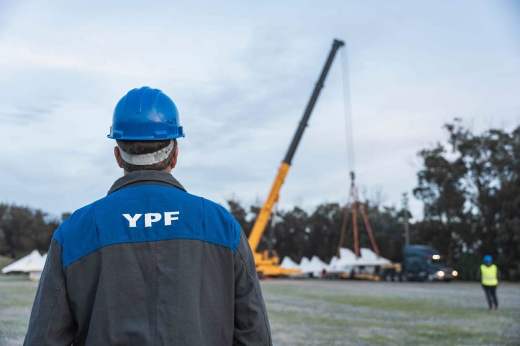 YPF completó en Puerto Quequén una operación clave para la obra offshore del proyecto VMOS