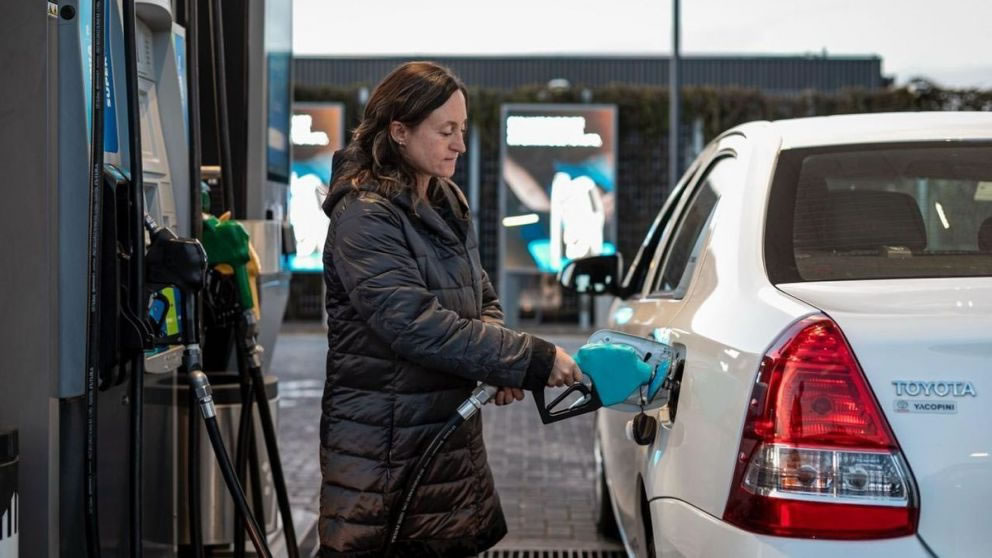 El Gobierno volvió a postergar la actualización de los impuestos a los combustibles